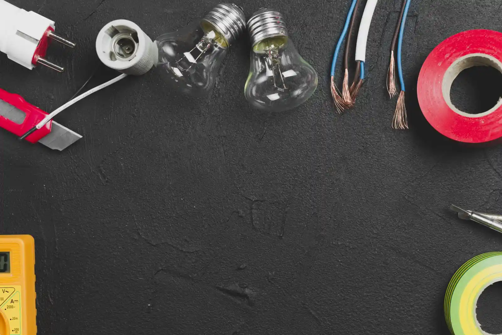 Matériel électrique : ampoules, câbles et ruban isolant